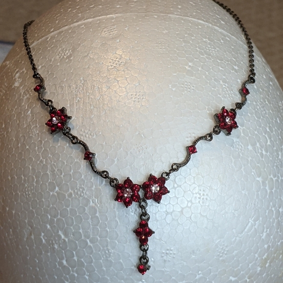 Pretty vintage style drop necklace with red crystals - Picture 1 of 5